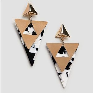 Glamorous gold mono resin earrings